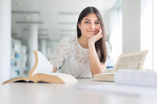 Bonita Joven Estudiante Universitaria Buscando Libro Biblioteca Estudiando Para Examen —  Fotos de Stock