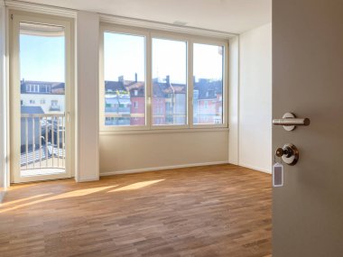 Kiralık daire, yeni kiracının taşınması için temizlendi ve hazır. Modern, parlak bir apartman dairesi, sahibine aylık pasif ve kiralık gelir sağlıyor.