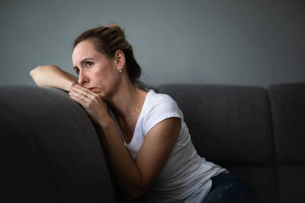 Mulher Meia Idade Deprimida Casa Sentindo Triste Solitário Ansioso Cor — Fotografia de Stock