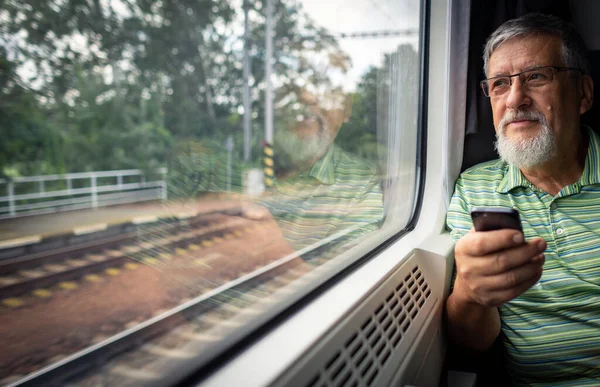 Senior Man Njuter Tågresa Lämnar Sin Bil Hemma Han Njuter — Stockfoto