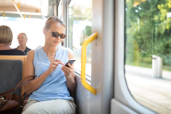 Jonge Vrouw Tram Vroeg Weg Naar Kantoor Voor Spits Begint — Stockfoto