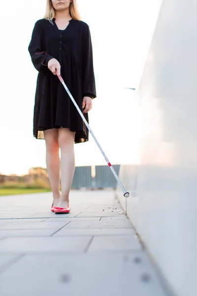 Mujer Ciega Caminando Por Las Calles Ciudad Usando Bastón Blanco — Foto de Stock