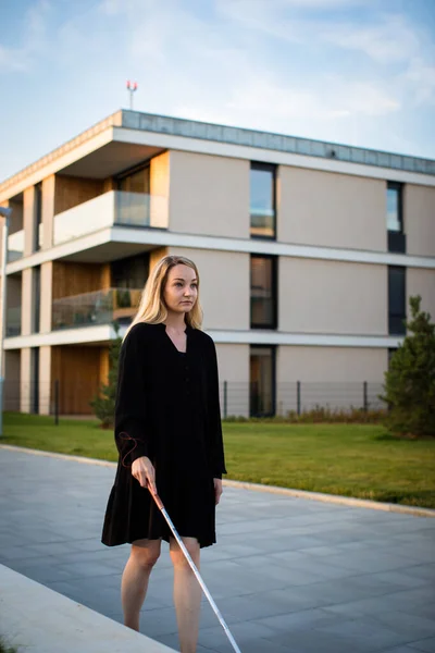 Femme Aveugle Marchant Dans Les Rues Ville Utilisant Canne Blanche — Photo