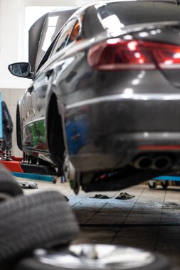Modern bir garajda üzerinde çalışılan araba (sığ DOF / renk tonlu resim)