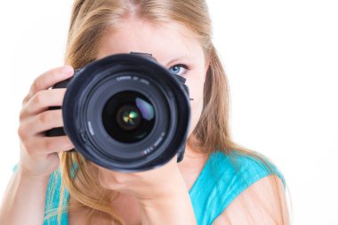 Güzel, dijital kamerası olan kadın fotoğrafçı (renk tonlu görüntü; sığ DOF)