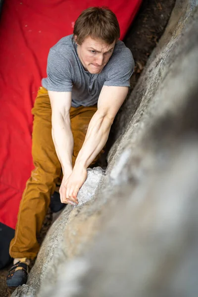 屋外の岩の上にロッククライマー登山 外のスポーツに関わる友人のグループ — ストック写真