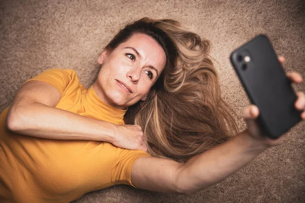 Feliz Mujer Mediana Edad Tomando Selfie Con Teléfono Inteligente Casa —  Fotos de Stock