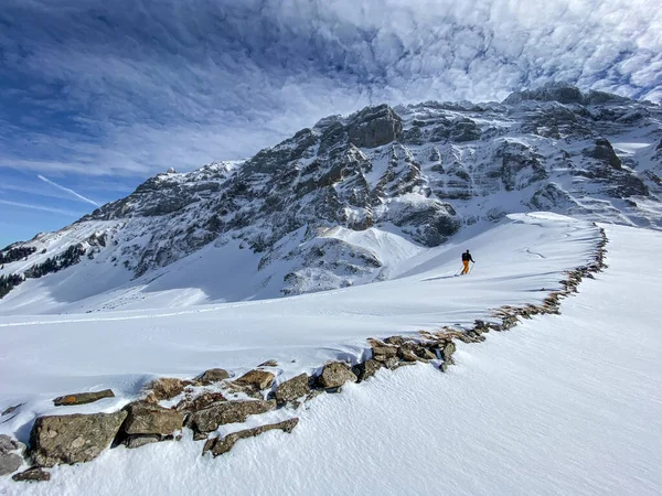 Vintersport Ung Man Promenader Med Snöskor Uppför Höga Berg Täckt — Stockfoto