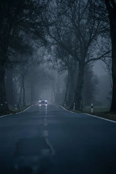 Современный Внедорожник Туманной Извилистой Дороге Быстро Движется Камере — стоковое фото
