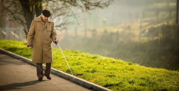 Blind Man Crossing Street — Stock Photo, Image