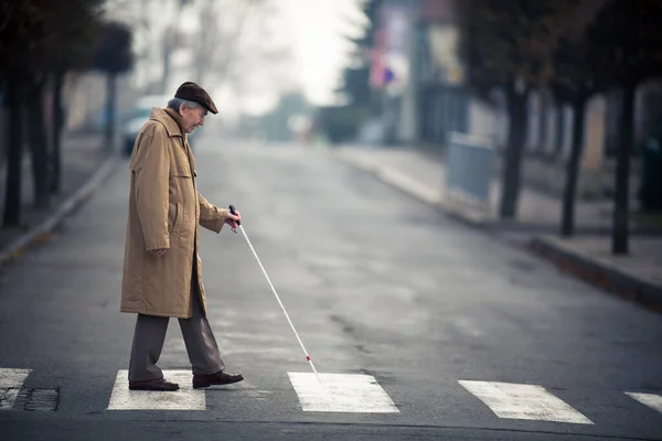 Blinder Mann Überquert Straße — Stockfoto