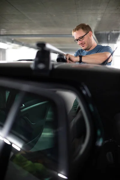 Guapo Joven Conductor Preparándose Para Bicicleta Poner Portabicicletas Techo Coche — Foto de Stock