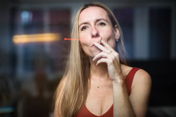 Medelålders Kvinna Tänder Cigarett Hemma Får Sin Dagliga Dos Nikotin — Stockfoto