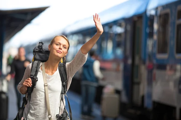 Όμορφη Νεαρή Γυναίκα Επιβιβάζεται Τρένο Έχοντας Φτάσει Στον Προορισμό Της — Φωτογραφία Αρχείου