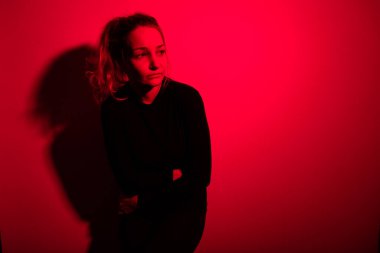 Depresyondaki orta yaşlı kadın evde üzgün, yalnız, endişeli (renkli tonlu görüntü))