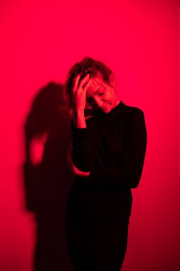 Depresyondaki orta yaşlı kadın evde üzgün, yalnız, endişeli (renkli tonlu görüntü))