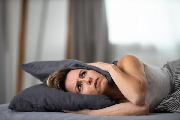 Álmatlan Hölgy Párnával Takarta Fülét Zajos Szomszédok Fülzúgás Álmatlanság Vagy — Stock Fotó