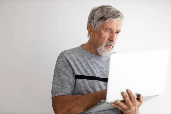 Homem Sênior Usando Computador Portátil Casa Lutando Pouco Com Tecnologia — Fotografia de Stock