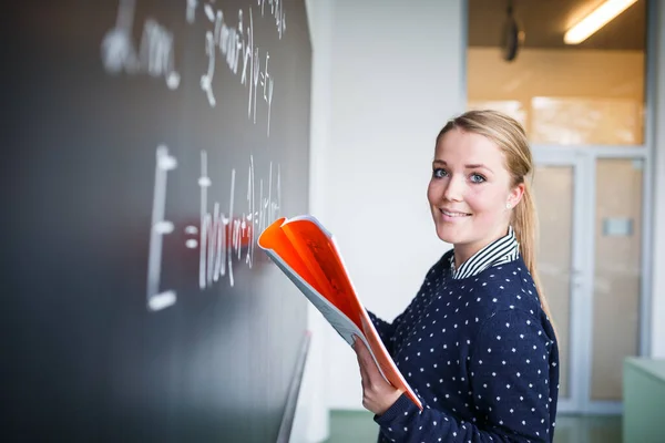 Hübsche Junge Studentin Schreibt Während Eines Mathematikunterrichts Der Tafel Tafel — Stockfoto