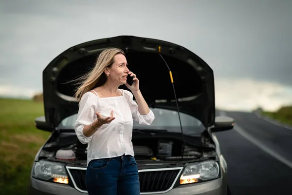 Pretty Middle Aged Woman Having Car Troubles Broken Car Side — Stock Photo, Image