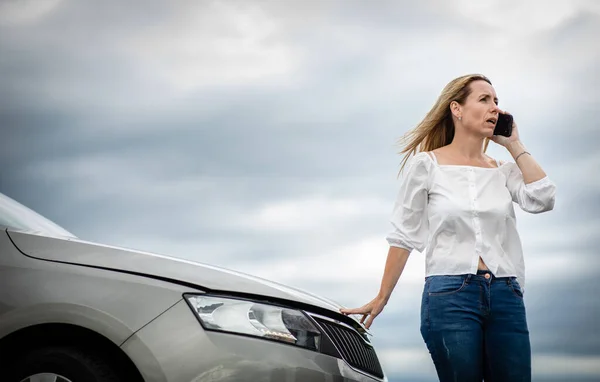 Jolie Femme Âge Moyen Ayant Des Problèmes Voiture Panne Voiture — Photo