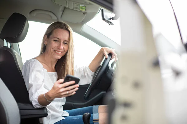 Mujer Mediana Edad Bastante Tener Volante Coche Utilizando Teléfono Inteligente — Foto de Stock