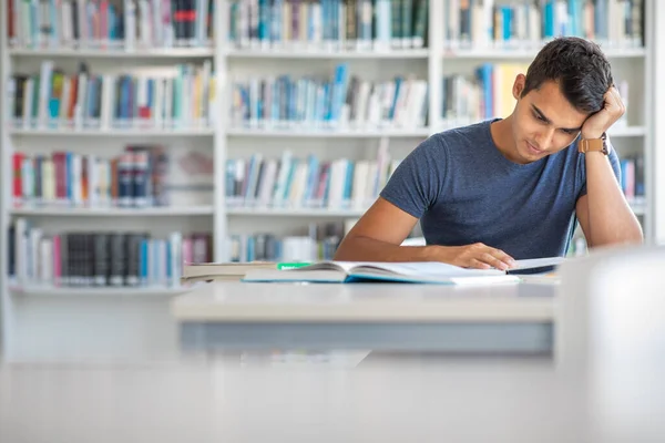 Studenci Bibliotece Przystojny Student Czytający Książkę Dla Swojej Klasy Jasnej — Zdjęcie stockowe