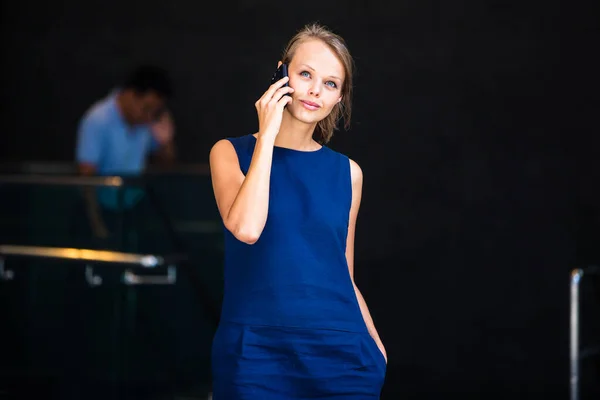 Pretty Young Businesswoman Talking Phone Front Modern Building Manhattan Shallow — Stock Photo, Image