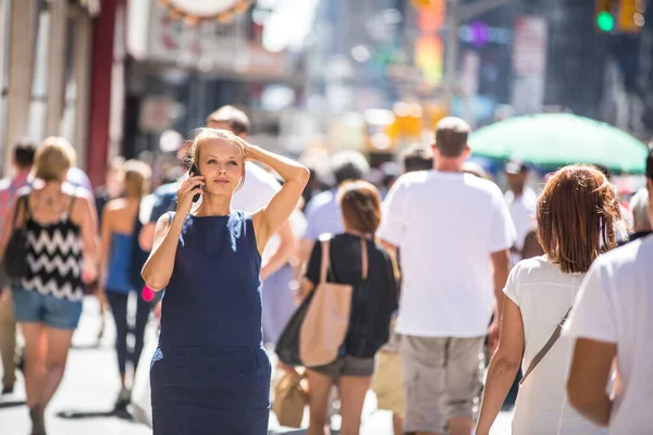 漂亮的年轻女商人在曼哈顿市中心散步的时候在电话里聊天 浅色Dof 彩色调图像 — 图库照片
