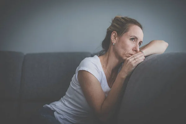 Mulher Meia Idade Deprimida Casa Sentindo Triste Solitário Ansioso Cor — Fotografia de Stock