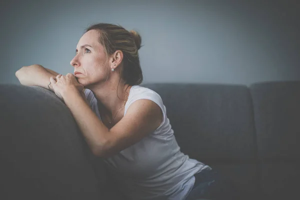 Mujer Deprimida Mediana Edad Casa Sintiéndose Triste Sola Ansiosa Imagen —  Fotos de Stock