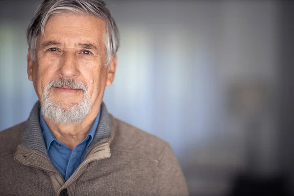 Retrato Anciano Feliz Sonriendo Casa Cerca Cara Del Anciano Disfrutando — Foto de Stock