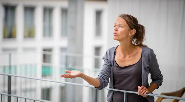 Gaat Het Regenen Nee Het Regent Jonge Vrouw Die Het — Stockfoto