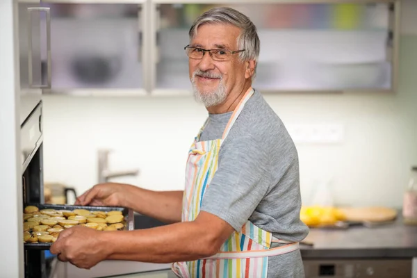 Pria Senior Mempersiapkan Versi Sehat Kentang Dalam Oven — Stok Foto