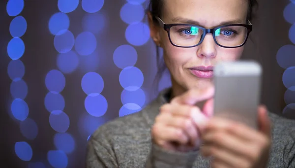 Young Woman Using Her Cell Phone Home — Stock Photo, Image