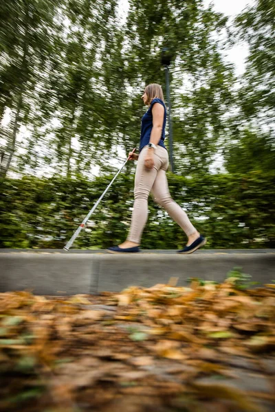 Mujer Ciega Caminando Por Las Calles Ciudad Usando Bastón Blanco — Foto de Stock