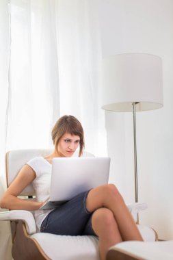 Dizüstü bilgisayarı olan genç bir kadın.