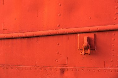 Pis kırmızı doku, metal teknenin eski yüzeyi, soyut arkaplan.