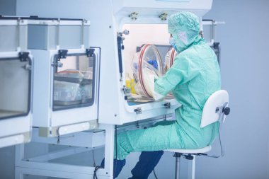 İlaç endüstrisi fabrikası ve üretim laboratuvarı (renk tonlu görüntü; sığ DOF), COVID aşı üretim konsepti