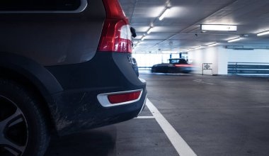 Yeraltı otoparkı. Garajda hiç insan olmayan arabalar. Otoparkın içinde bir sürü araba var. Otomobilli yeraltı otoparkı (renk tonlu resim)