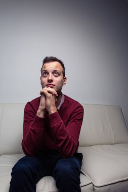 Yakışıklı genç adam şükran duyuyor - Tanrıya dua ediyor - minnettarlık konsepti (renk tonlu imaj)