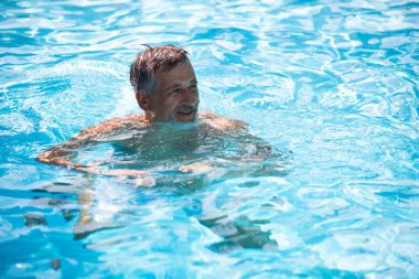 Son sınıf öğrencisi yüzme havuzunda hak ettiği emekliliğin tadını çıkarıyor.