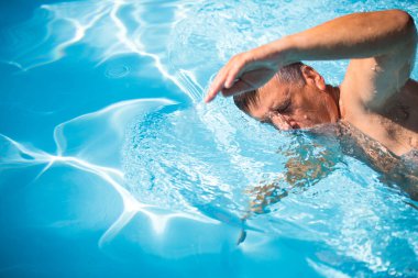 Son sınıf öğrencisi yüzme havuzunda hak ettiği emekliliğin tadını çıkarıyor.