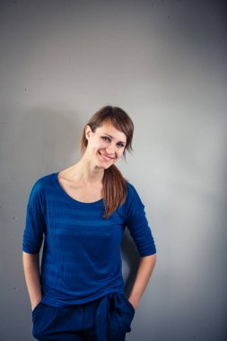 Kendine güveni tam genç bir kadın ve fotokopi odası var. Başarılı gülümseyen kadın.