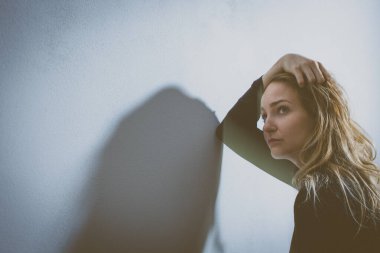 Depresyondaki orta yaşlı kadın evde üzgün, yalnız, endişeli (renkli tonlu görüntü))