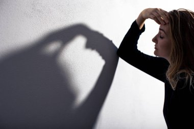 Depresyondaki orta yaşlı kadın evde üzgün, yalnız, endişeli (renkli tonlu görüntü))