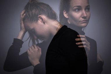 Depresyondaki orta yaşlı kadın evde üzgün, yalnız, endişeli hissediyor (renk tonlu görüntü, çift pozlama)