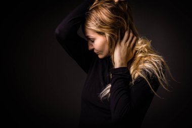 Evde üzgün, yalnız, endişeli genç bir kadın var.)