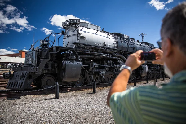 Homme Âgé Prenant Une Photo Locomotive Vapeur Union Pacific Big — Photo