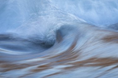 Bir kış nehrinin buzlu suları - uzun pozlama görüntüsü